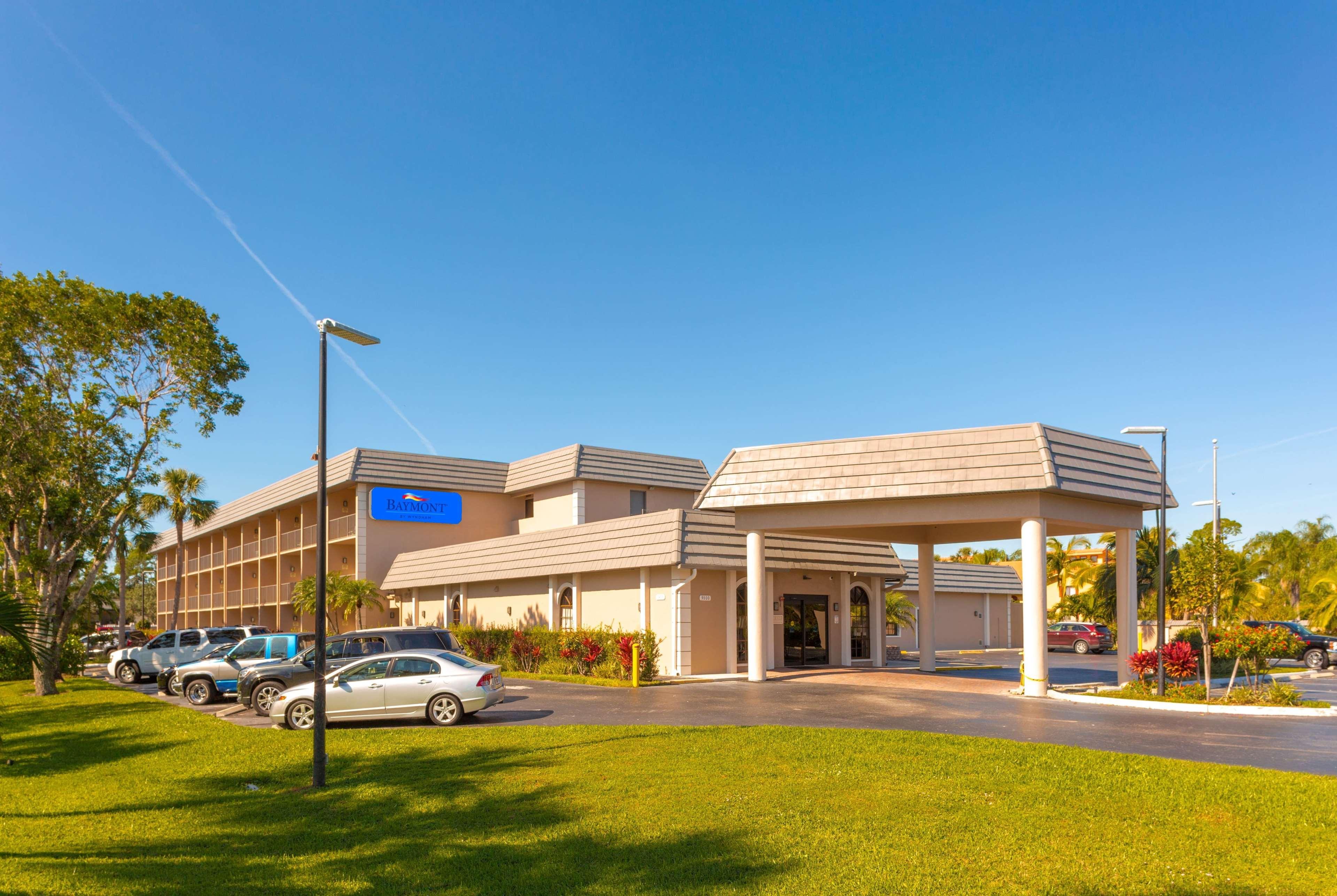 Hotel Baymont By Wyndham Bonita Springs Exterior foto